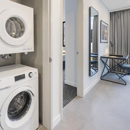 Meriton Suites Melbourne Ngoại thất bức ảnh Laundry facilities in a typical apartment