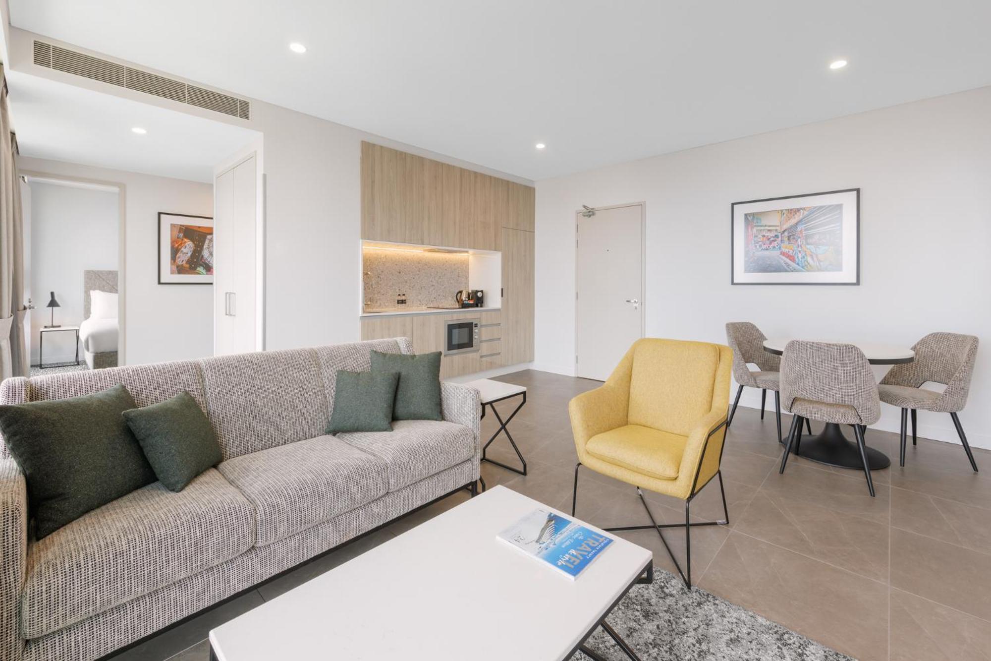 Meriton Suites Melbourne Ngoại thất bức ảnh A typical apartment at the hotel