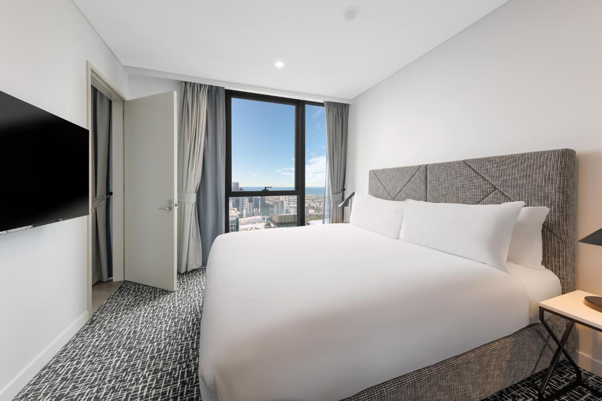 Meriton Suites Melbourne Ngoại thất bức ảnh A bedroom at the hotel