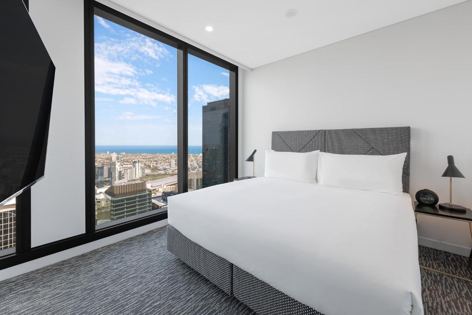 Meriton Suites Melbourne Ngoại thất bức ảnh A bedroom in a typical apartment