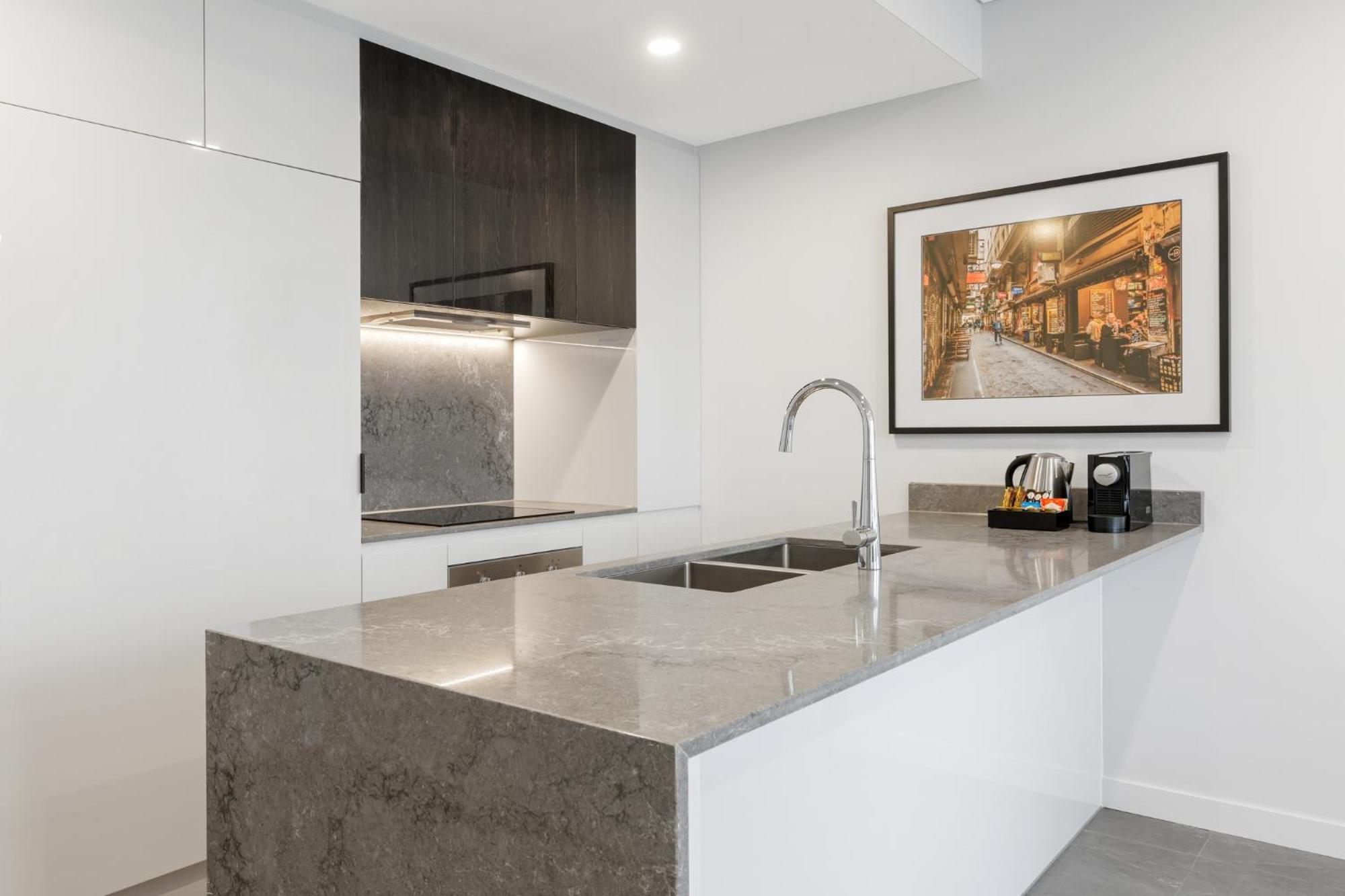 Meriton Suites Melbourne Ngoại thất bức ảnh A kitchen in a typical apartment