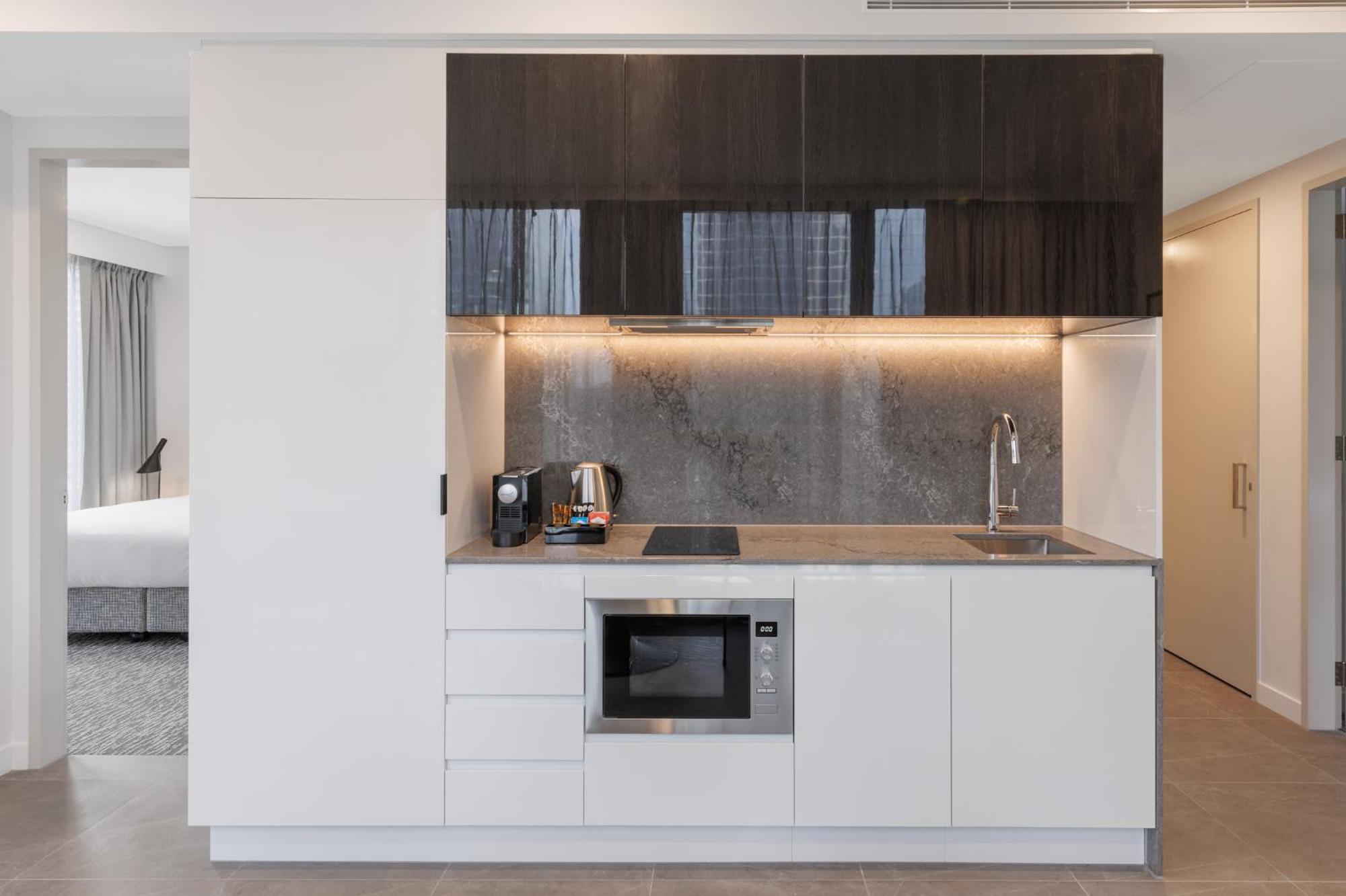 Meriton Suites Melbourne Ngoại thất bức ảnh Kitchenette in a hotel room