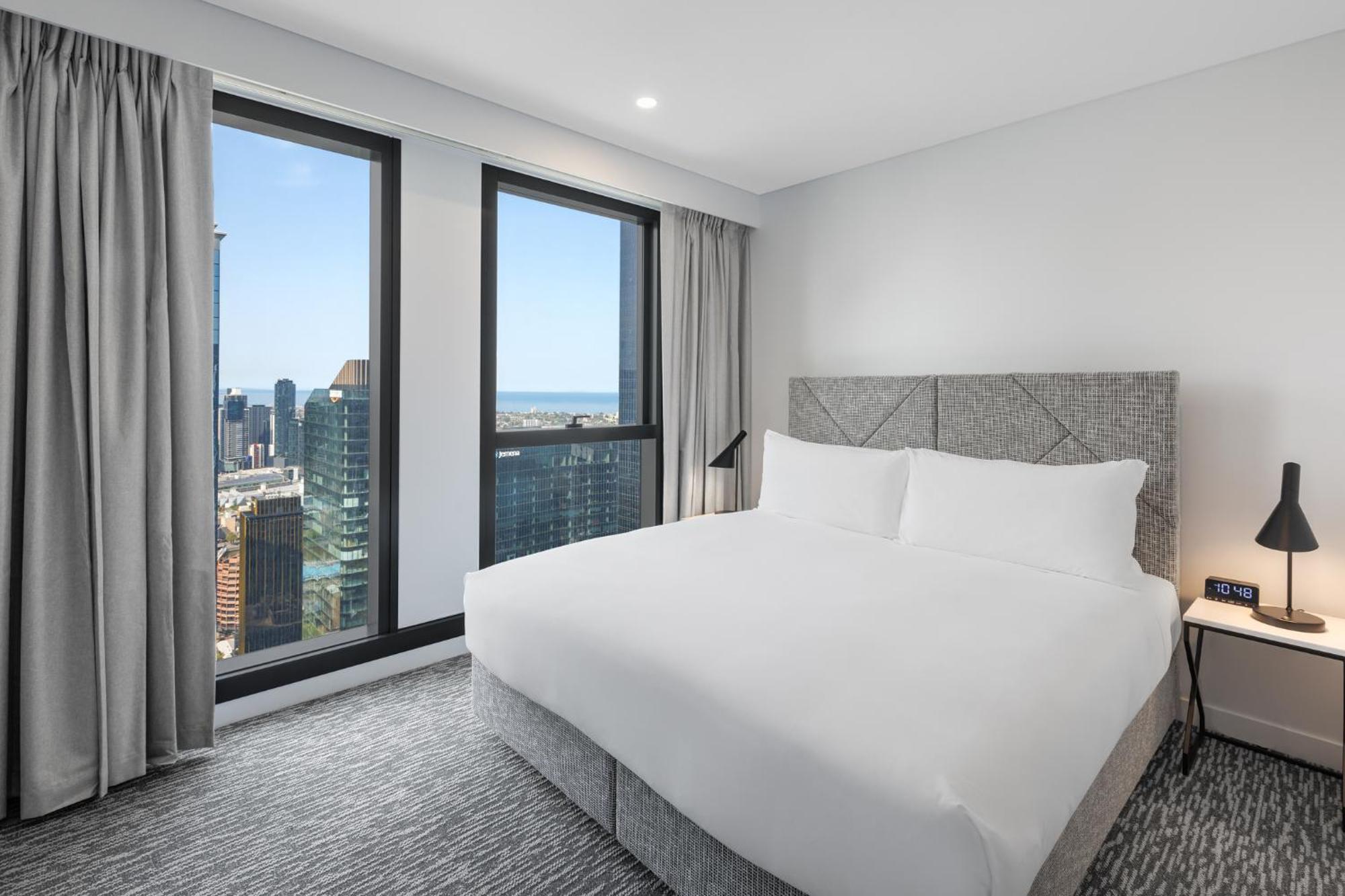 Meriton Suites Melbourne Ngoại thất bức ảnh A bedroom at the hotel