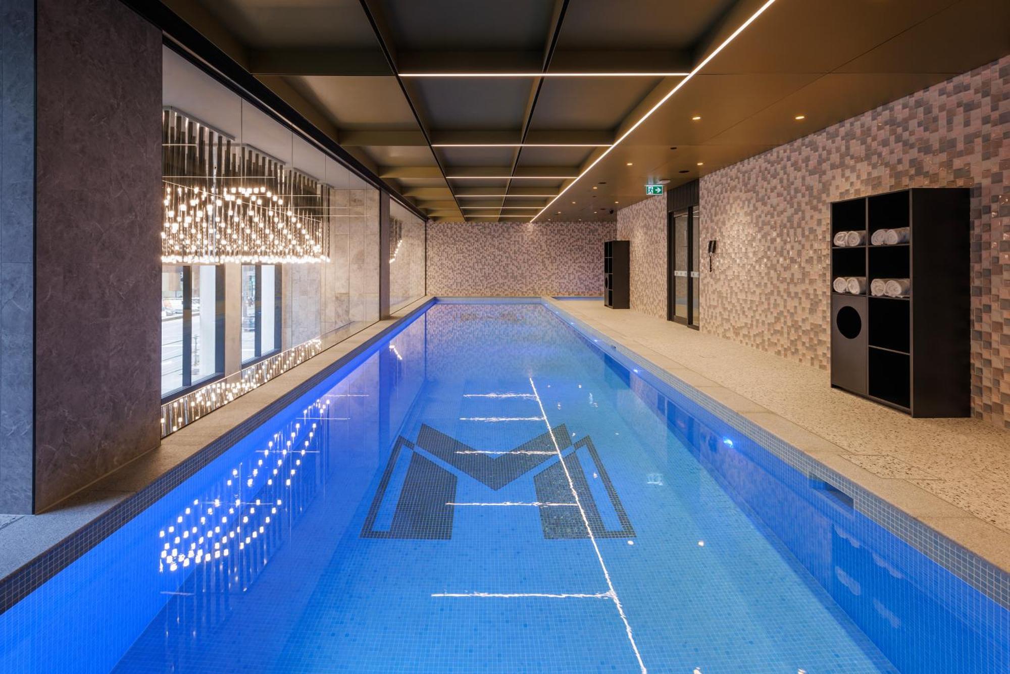 Meriton Suites Melbourne Ngoại thất bức ảnh The pool at the 2017 edition of the 100 Best Hotel & Spa Design Awards