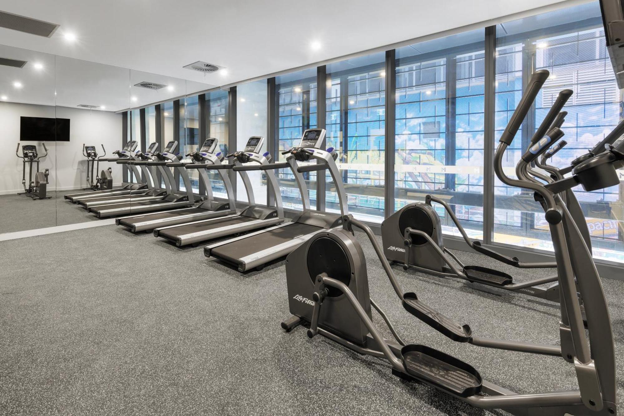Meriton Suites Melbourne Ngoại thất bức ảnh A gym in a hotel