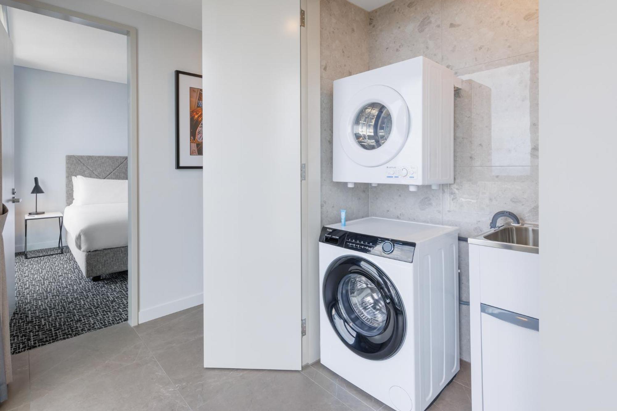 Meriton Suites Melbourne Ngoại thất bức ảnh A washing machine